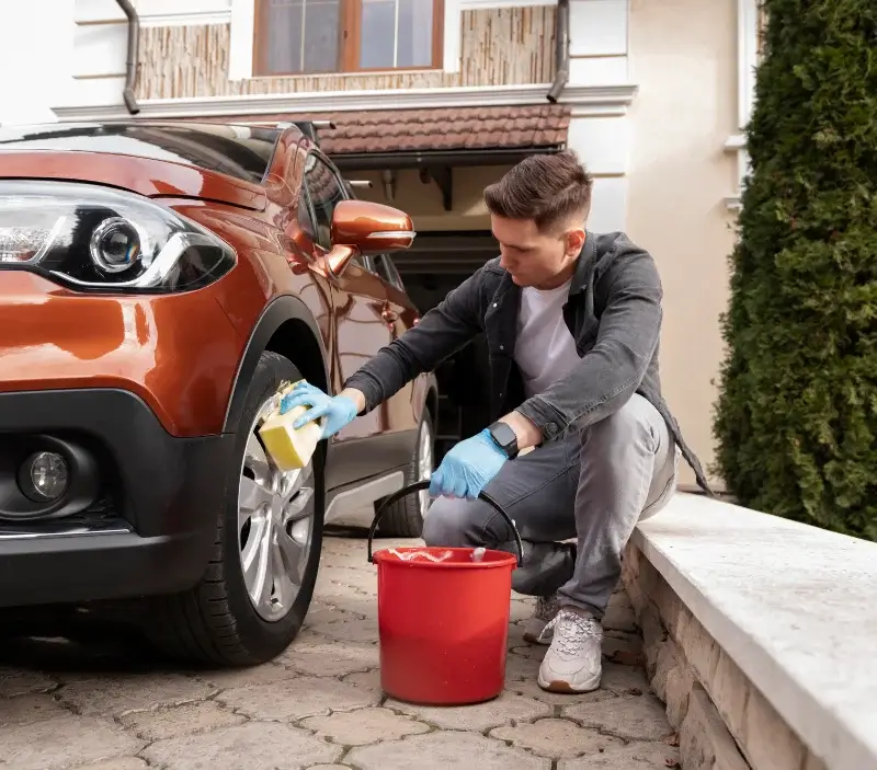 Lavage auto à domicile Porcieu-Amblagnieu : professionnel intervenant sur un véhicule